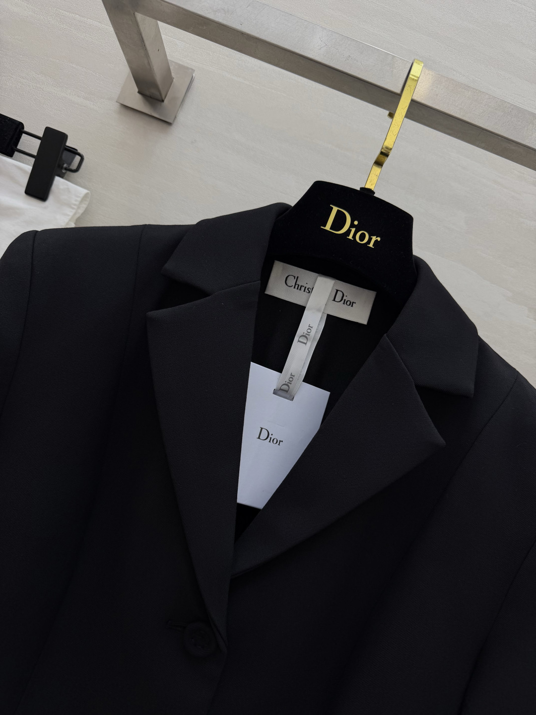 DIO♡²⁶丝毛西装外套 丝毛面料自带柔光质感 剪裁利落收腰 一件撑起所有需要得体的场合 低调又显贵。高品质定制 现货首