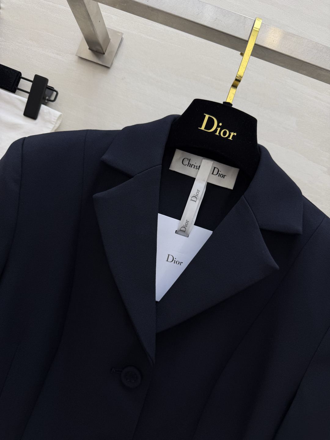 DIO♡²⁶丝毛西装外套 丝毛面料自带柔光质感 剪裁利落收腰 一件撑起所有需要得体的场合 低调又显贵。高品质定制 现货首