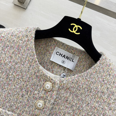 Chane♡²⁶经典小香粗花呢外套|自带温柔滤镜 杂彩混纺肌理 细看满是精致细节 圆领利落不挑脖颈 一排珍珠扣显贵不张扬 Chane♡²⁶经典小香粗花呢外套|自带温柔滤镜 杂彩混纺肌理 细看满是精致细节 圆领利落不挑脖颈 一排珍珠扣显贵不张扬