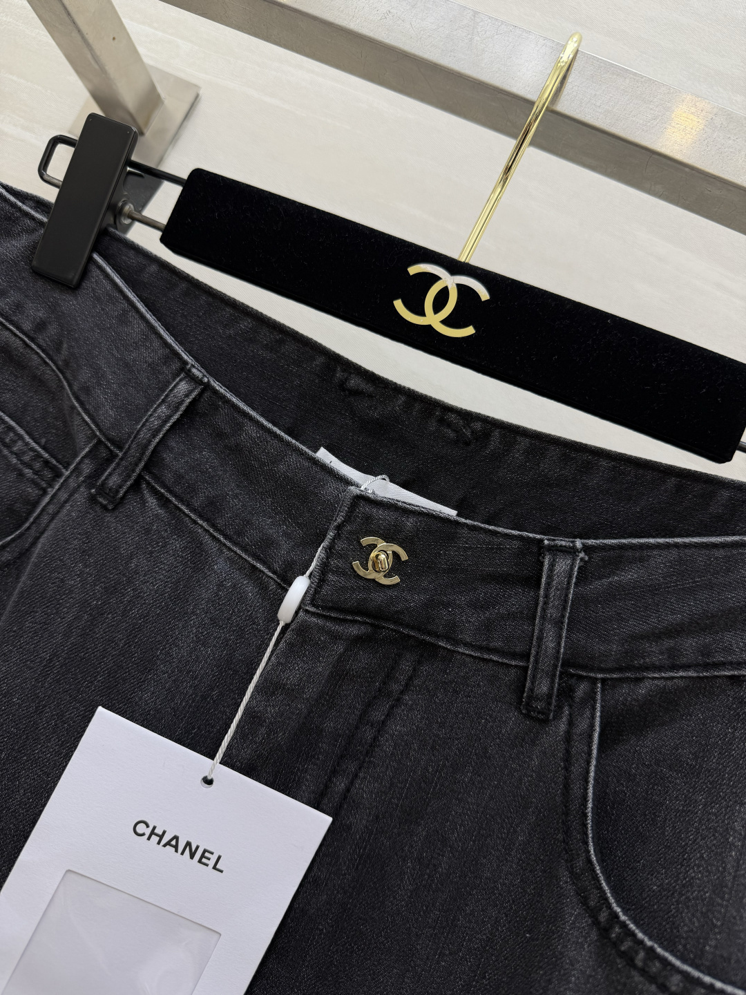 Chane♡²⁶新款直筒牛仔裤 后袋高密绣花工艺 经典双C标识一目了然 时尚感爆棚！前中门襟定制金属扣设计 质感高级到不