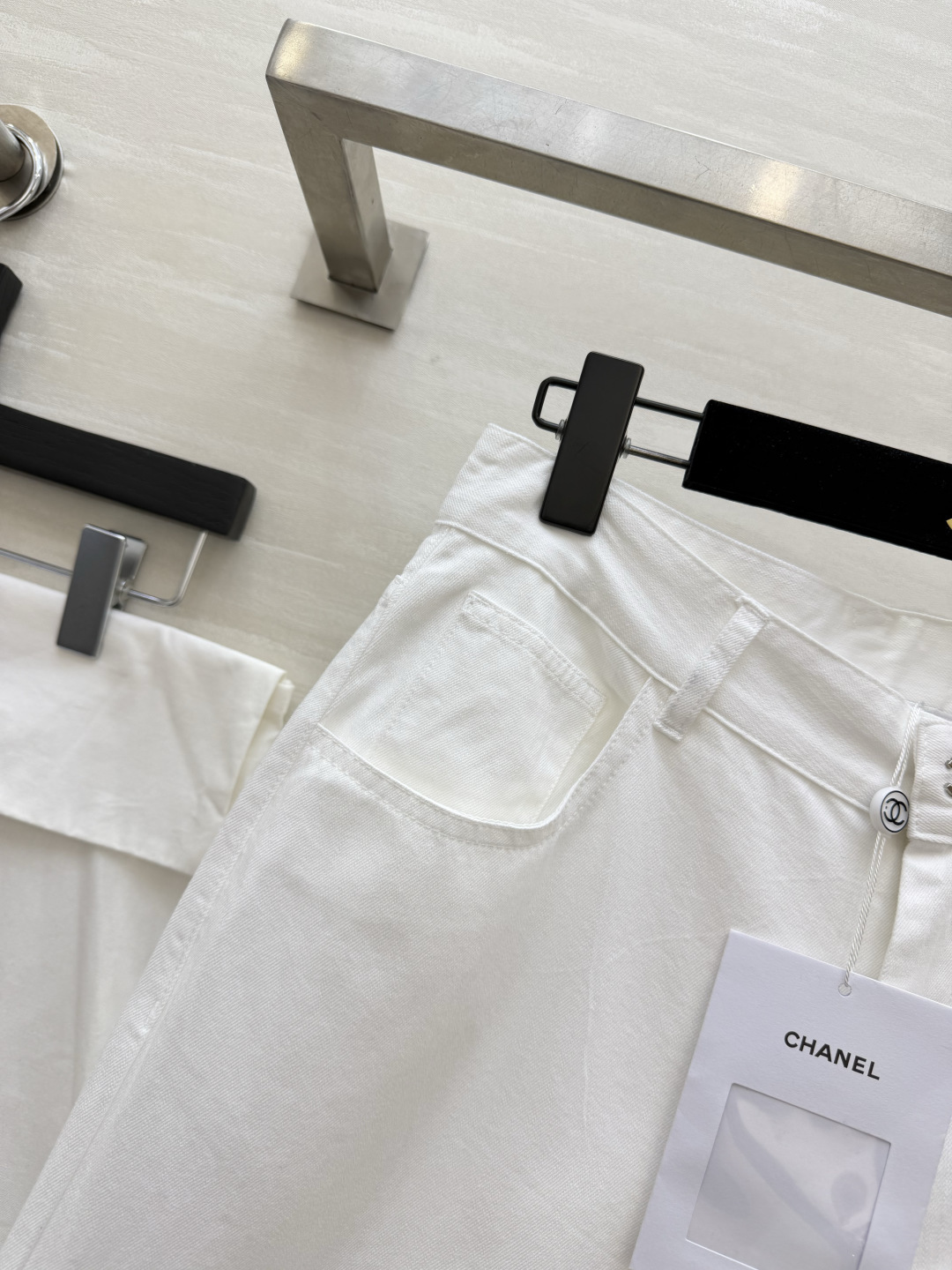 Chane♡²⁶新款直筒牛仔裤 后袋高密绣花工艺 经典双C标识一目了然 时尚感爆棚！前中门襟定制金属扣设计 质感高级到不