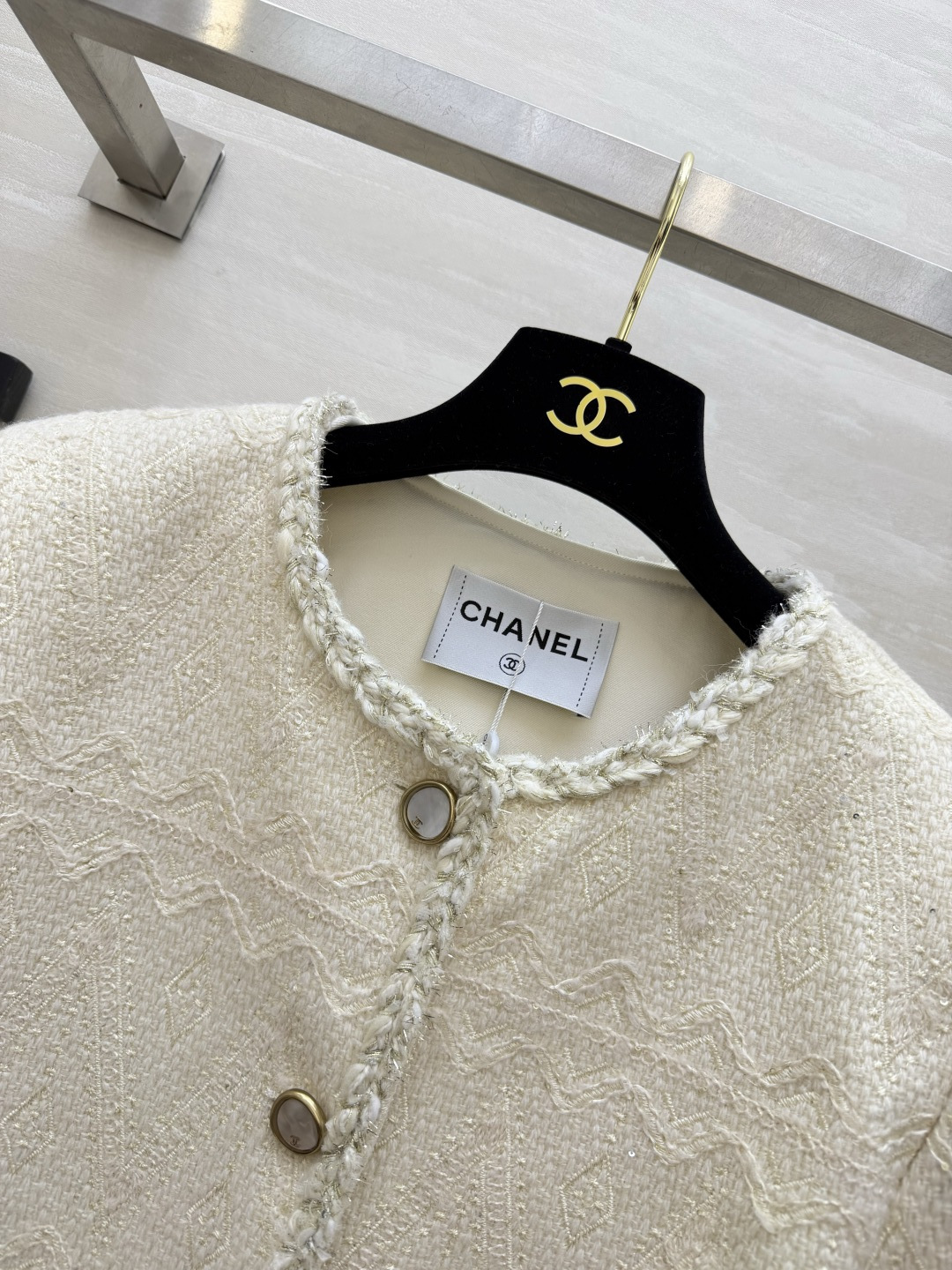 Chane♡²⁶温柔米白小香粗花呢外套 自带肌理感提花纹理 质感一眼可见 圆领搭配手工编织包边 精致度拉满 复古双C纽扣