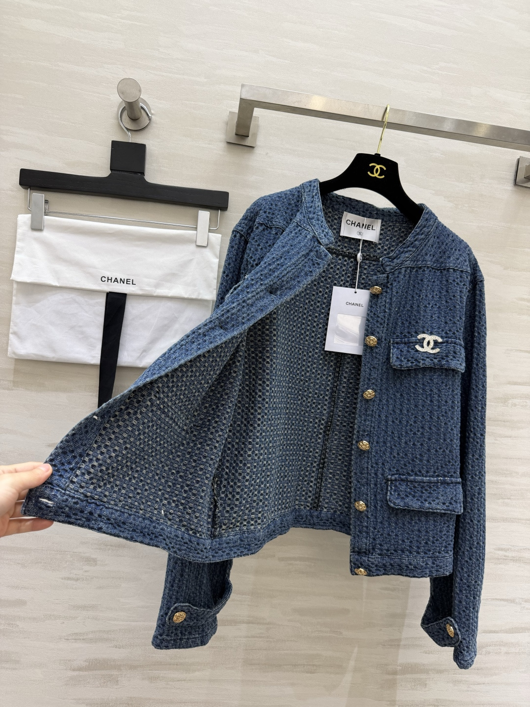 Chane♡²⁶经典牛仔外套｜自带复古高级感 特殊蜂窝肌理牛仔面料 区别普通牛仔 触感立体有层次立领版型利落大气 金属做