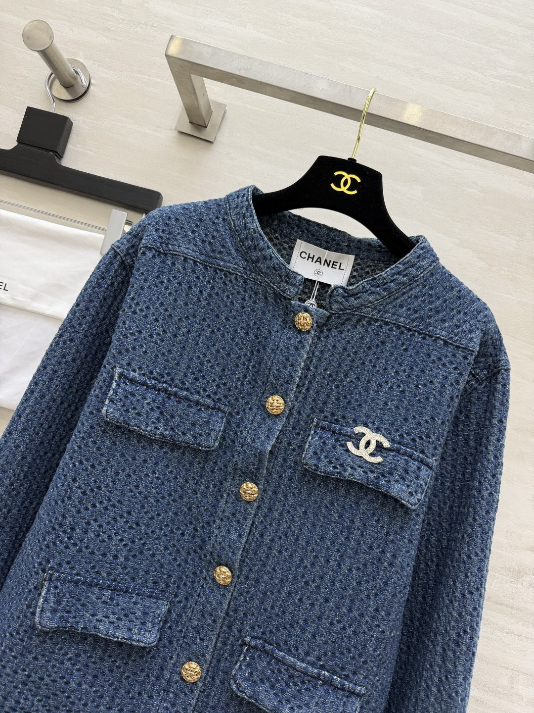 Chane♡²⁶经典牛仔外套｜自带复古高级感 特殊蜂窝肌理牛仔面料 区别普通牛仔 触感立体有层次立领版型利落大气 金属做