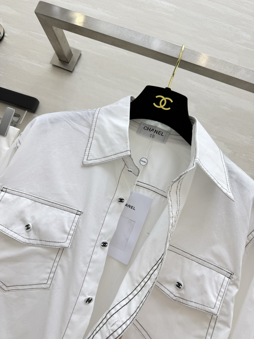 Chane♡²⁶明线白衬衫🤍利落翻领版型 黑色撞色明线勾勒轮廓 层次感瞬间拉满 双胸袋搭配精致金属扣 细节考究 宽松落肩