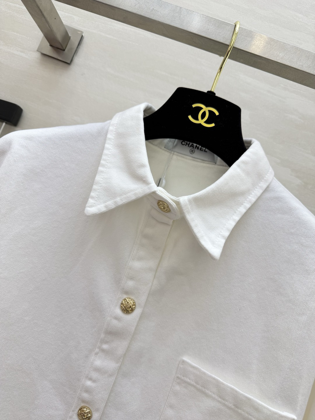 Chane♡²⁶经典休闲衬衫✨挺括棉质面料 触感软糯不易皱 利落翻领搭配复古金色纽扣 精致感拉满单侧口袋 双C刺绣小标识 Chane♡²⁶经典休闲衬衫✨挺括棉质面料 触感软糯不易皱 利落翻领搭配复古金色纽扣 精致感拉满单侧口袋 双C刺绣小标识