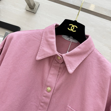 Chane♡²⁶经典休闲衬衫✨挺括棉质面料 触感软糯不易皱 利落翻领搭配复古金色纽扣 精致感拉满单侧口袋 双C刺绣小标识 Chane♡²⁶经典休闲衬衫✨挺括棉质面料 触感软糯不易皱 利落翻领搭配复古金色纽扣 精致感拉满单侧口袋 双C刺绣小标识