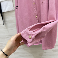 Chane♡²⁶经典休闲衬衫✨挺括棉质面料 触感软糯不易皱 利落翻领搭配复古金色纽扣 精致感拉满单侧口袋 双C刺绣小标识 Chane♡²⁶经典休闲衬衫✨挺括棉质面料 触感软糯不易皱 利落翻领搭配复古金色纽扣 精致感拉满单侧口袋 双C刺绣小标识