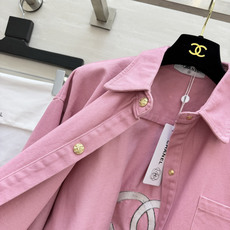 Chane♡²⁶经典休闲衬衫✨挺括棉质面料 触感软糯不易皱 利落翻领搭配复古金色纽扣 精致感拉满单侧口袋 双C刺绣小标识 Chane♡²⁶经典休闲衬衫✨挺括棉质面料 触感软糯不易皱 利落翻领搭配复古金色纽扣 精致感拉满单侧口袋 双C刺绣小标识