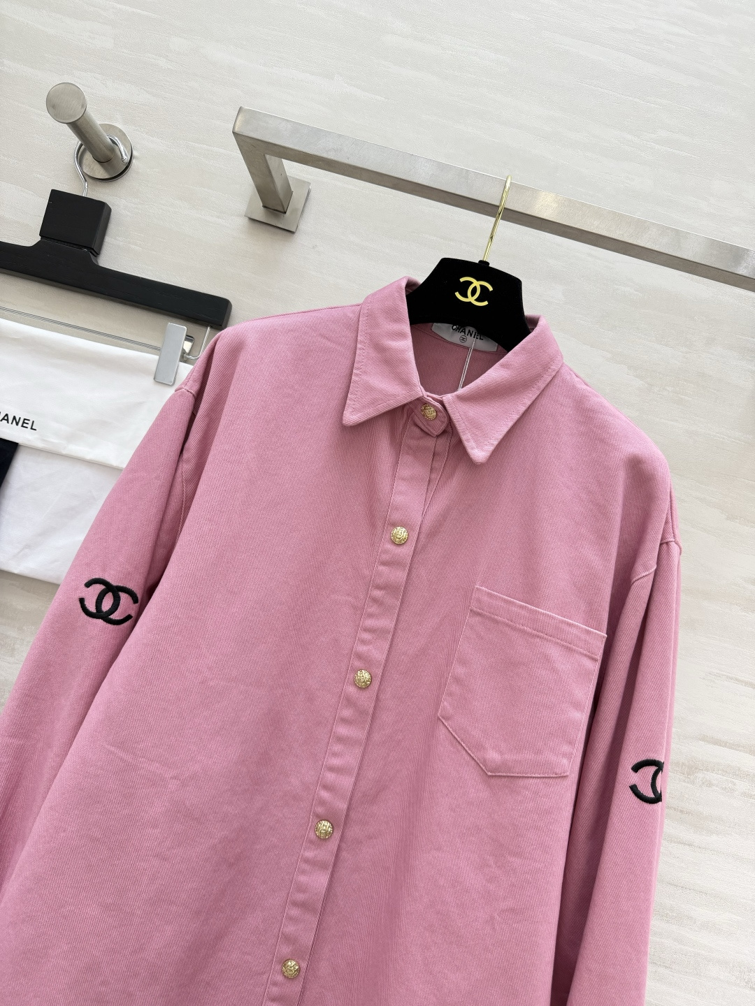 Chane♡²⁶经典休闲衬衫✨挺括棉质面料 触感软糯不易皱 利落翻领搭配复古金色纽扣 精致感拉满单侧口袋 双C刺绣小标识 Chane♡²⁶经典休闲衬衫✨挺括棉质面料 触感软糯不易皱 利落翻领搭配复古金色纽扣 精致感拉满单侧口袋 双C刺绣小标识