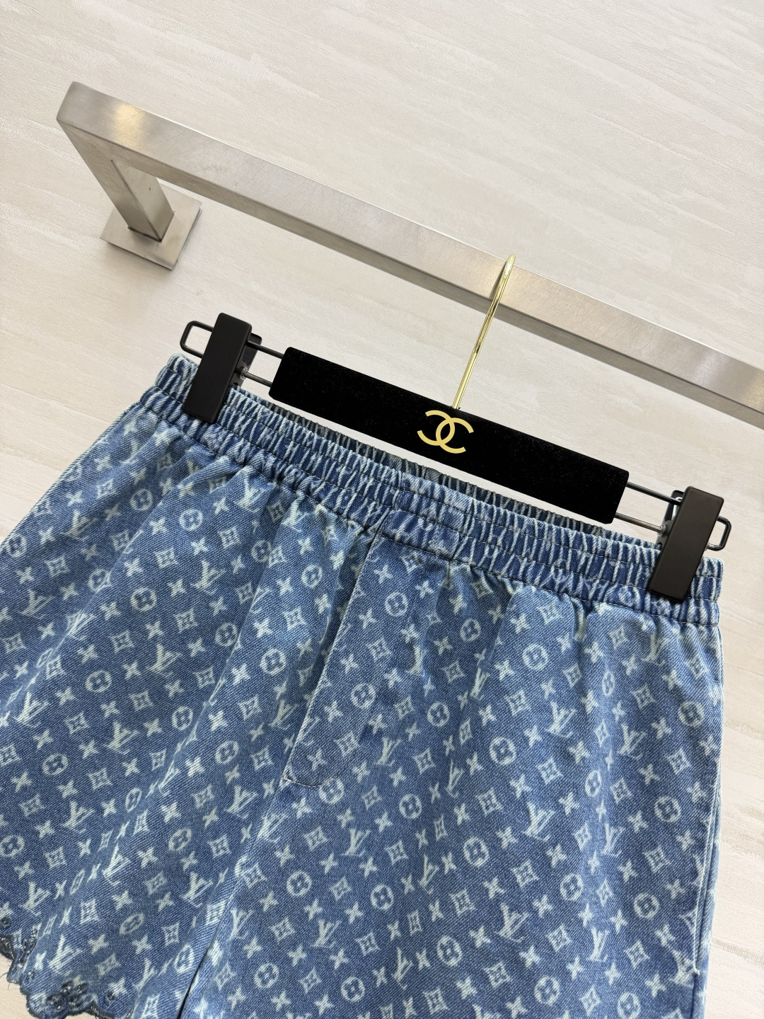 ▫️Lvvv老花提花牛仔短裤 ▫️复古水洗牛仔｜满印老花 ▫️舒适松紧腰，自在无束缚 ▫️裤脚蕾丝花边，细节精致 宽松A