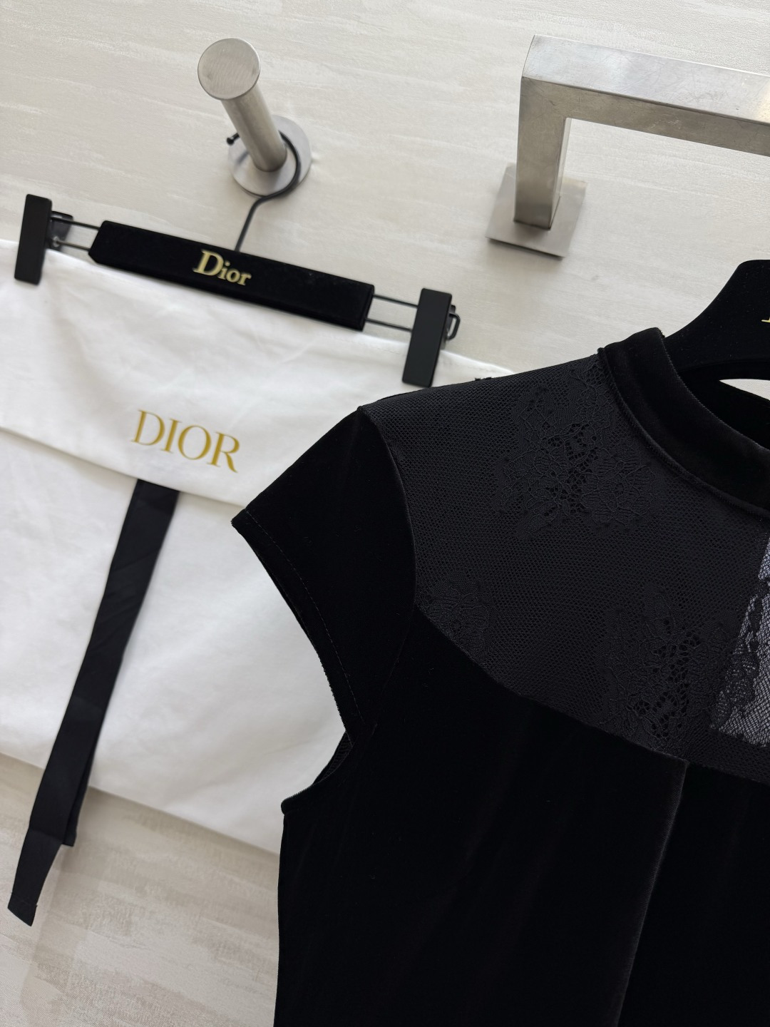 DIO♡²⁶新中式丝绒旗袍款连衣裙｜沉静优雅 自带贵气🖤经典立领融合新中式剪裁 肩颈处暗纹蕾丝拼接 低调有层次 软糯垂顺