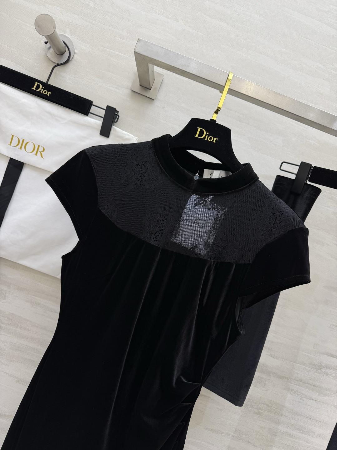 DIO♡²⁶新中式丝绒旗袍款连衣裙｜沉静优雅 自带贵气🖤经典立领融合新中式剪裁 肩颈处暗纹蕾丝拼接 低调有层次 软糯垂顺
