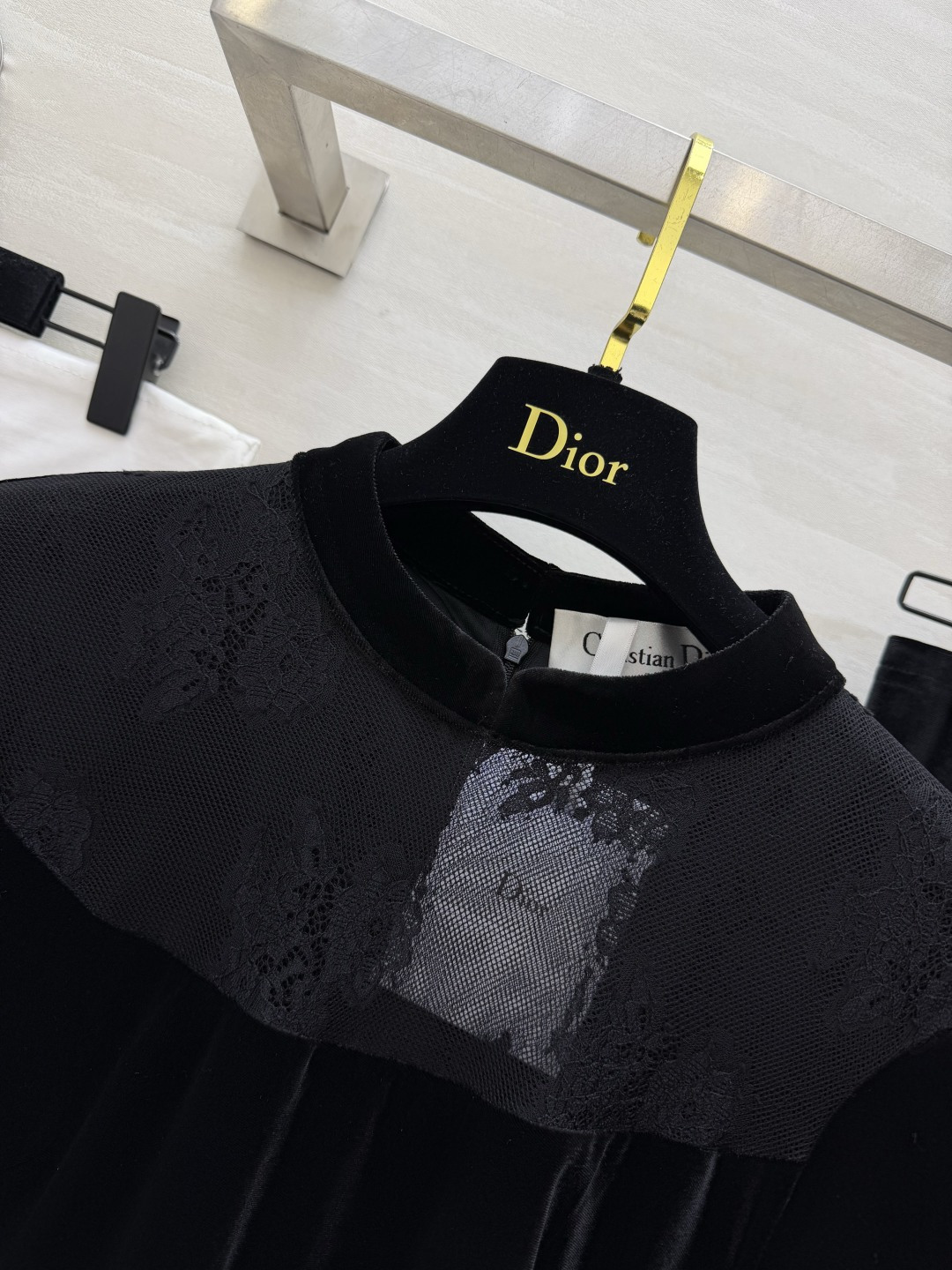 DIO♡²⁶新中式丝绒旗袍款连衣裙｜沉静优雅 自带贵气🖤经典立领融合新中式剪裁 肩颈处暗纹蕾丝拼接 低调有层次 软糯垂顺