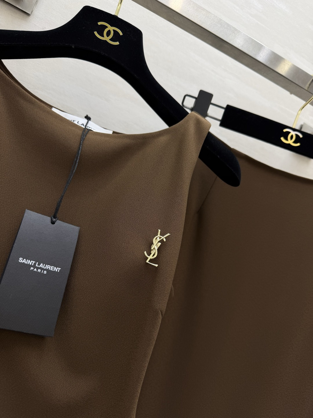 ysl²⁶无袖背心+直筒半裙套装｜简约高级的通勤优选 同色系成套搭配 省去穿搭烦恼 温柔又显白！背心做了收腰捏褶剪裁 贴