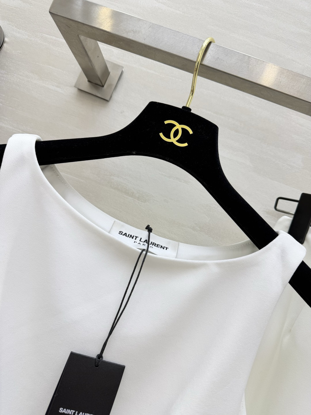 ysl²⁶无袖背心+直筒半裙套装｜简约高级的通勤优选 同色系成套搭配 省去穿搭烦恼 温柔又显白！背心做了收腰捏褶剪裁 贴