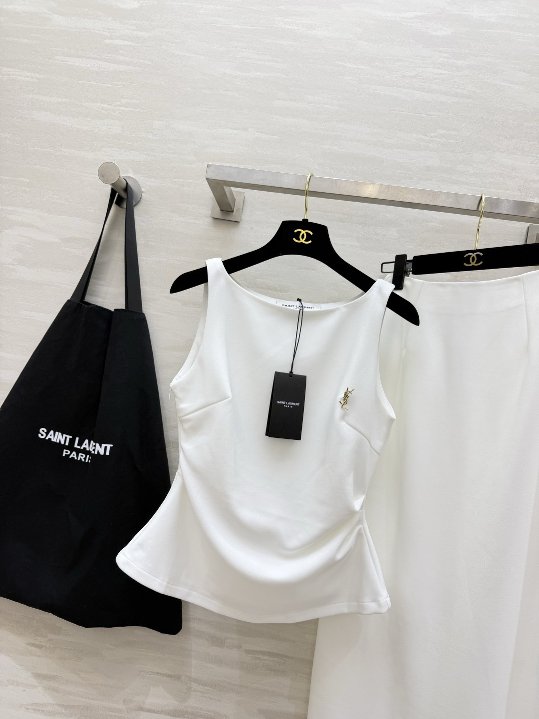 ysl²⁶无袖背心+直筒半裙套装｜简约高级的通勤优选 同色系成套搭配 省去穿搭烦恼 温柔又显白！背心做了收腰捏褶剪裁 贴