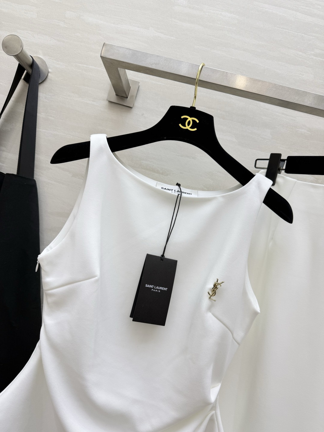 ysl²⁶无袖背心+直筒半裙套装｜简约高级的通勤优选 同色系成套搭配 省去穿搭烦恼 温柔又显白！背心做了收腰捏褶剪裁 贴