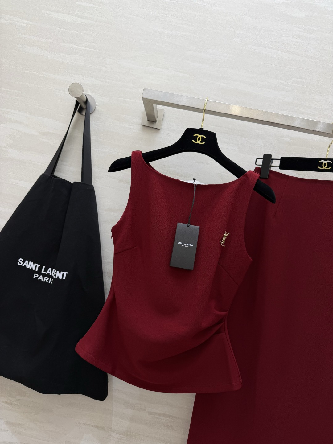 ysl²⁶无袖背心+直筒半裙套装｜简约高级的通勤优选 同色系成套搭配 省去穿搭烦恼 温柔又显白！背心做了收腰捏褶剪裁 贴