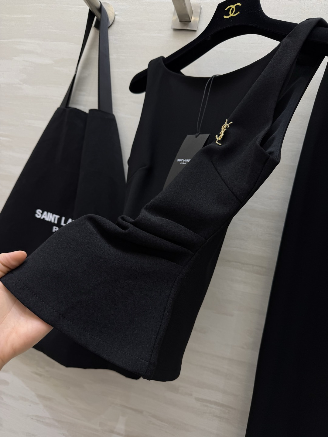 ysl²⁶无袖背心+直筒半裙套装｜简约高级的通勤优选 同色系成套搭配 省去穿搭烦恼 温柔又显白！背心做了收腰捏褶剪裁 贴