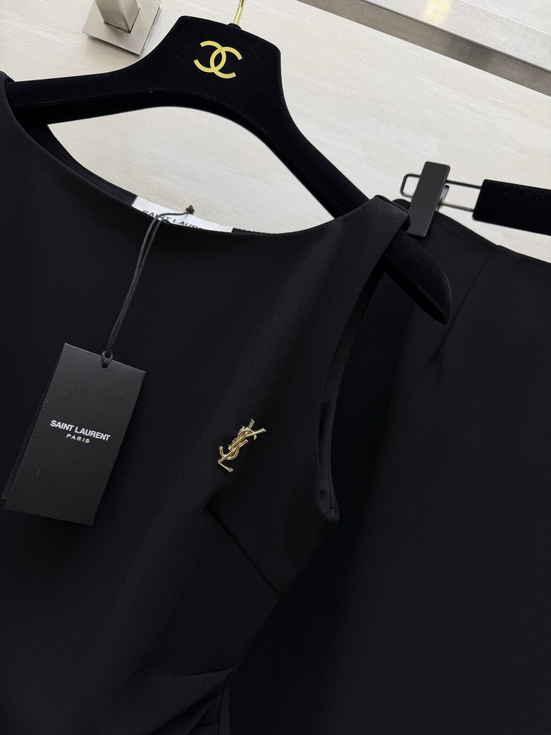 ysl²⁶无袖背心+直筒半裙套装｜简约高级的通勤优选 同色系成套搭配 省去穿搭烦恼 温柔又显白！背心做了收腰捏褶剪裁 贴