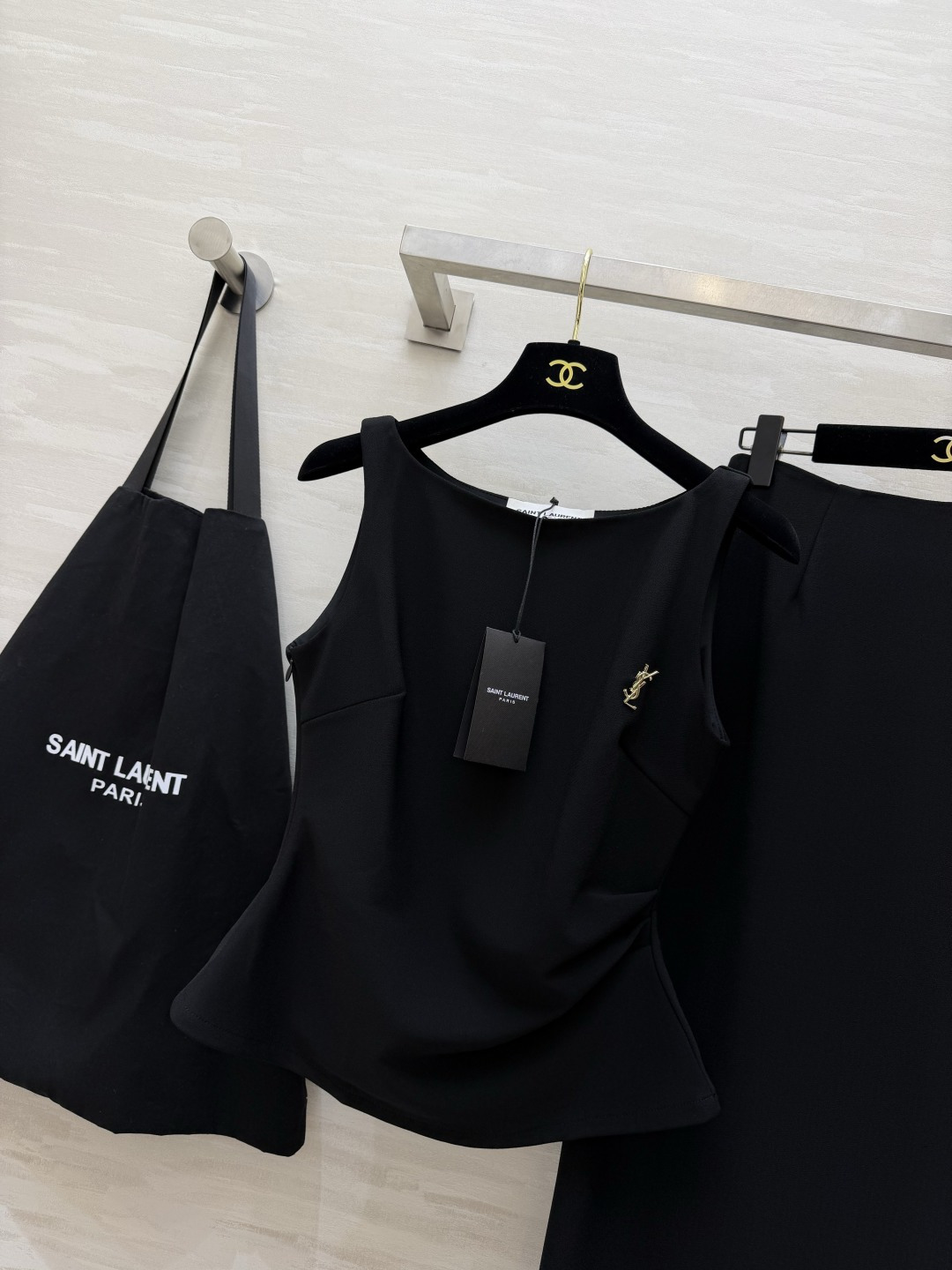 ysl²⁶无袖背心+直筒半裙套装｜简约高级的通勤优选 同色系成套搭配 省去穿搭烦恼 温柔又显白！背心做了收腰捏褶剪裁 贴