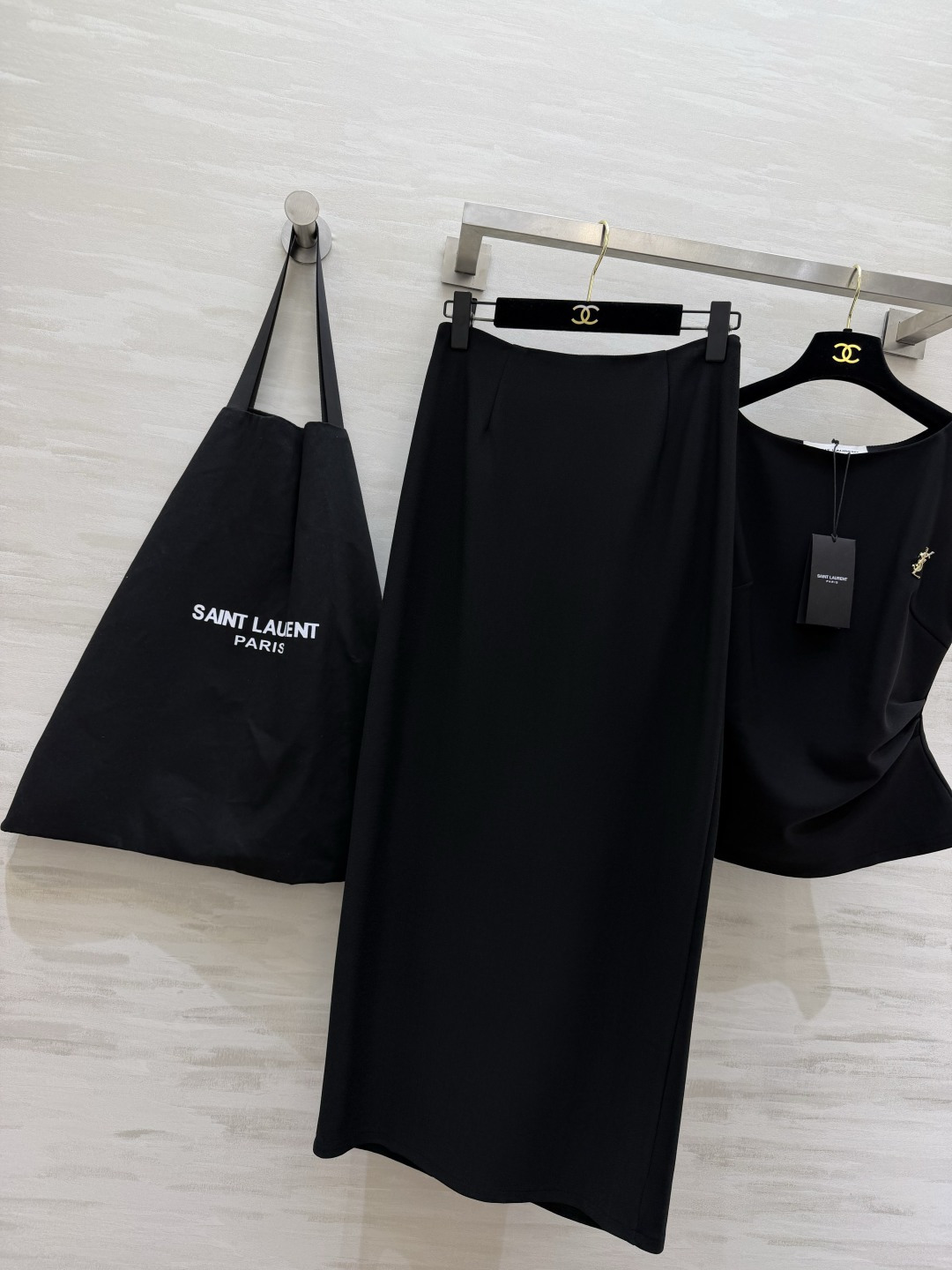 ysl²⁶无袖背心+直筒半裙套装｜简约高级的通勤优选 同色系成套搭配 省去穿搭烦恼 温柔又显白！背心做了收腰捏褶剪裁 贴
