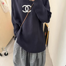 Chane♡²⁶藏青双C长袖T|松弛感轻奢日常🖤经典圆领版型 不挑脸型 落肩宽松剪裁 自在无束缚 低调藏青色沉稳耐看 胸 Chane♡²⁶藏青双C长袖T|松弛感轻奢日常🖤经典圆领版型 不挑脸型 落肩宽松剪裁 自在无束缚 低调藏青色沉稳耐看 胸