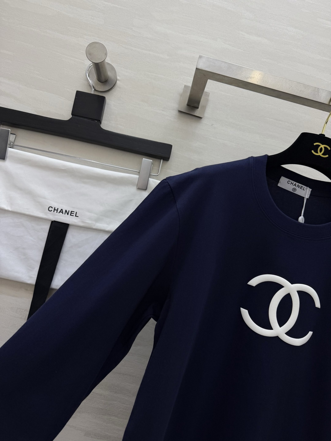 Chane♡²⁶藏青双C长袖T|松弛感轻奢日常🖤经典圆领版型 不挑脸型 落肩宽松剪裁 自在无束缚 低调藏青色沉稳耐看 胸 Chane♡²⁶藏青双C长袖T|松弛感轻奢日常🖤经典圆领版型 不挑脸型 落肩宽松剪裁 自在无束缚 低调藏青色沉稳耐看 胸