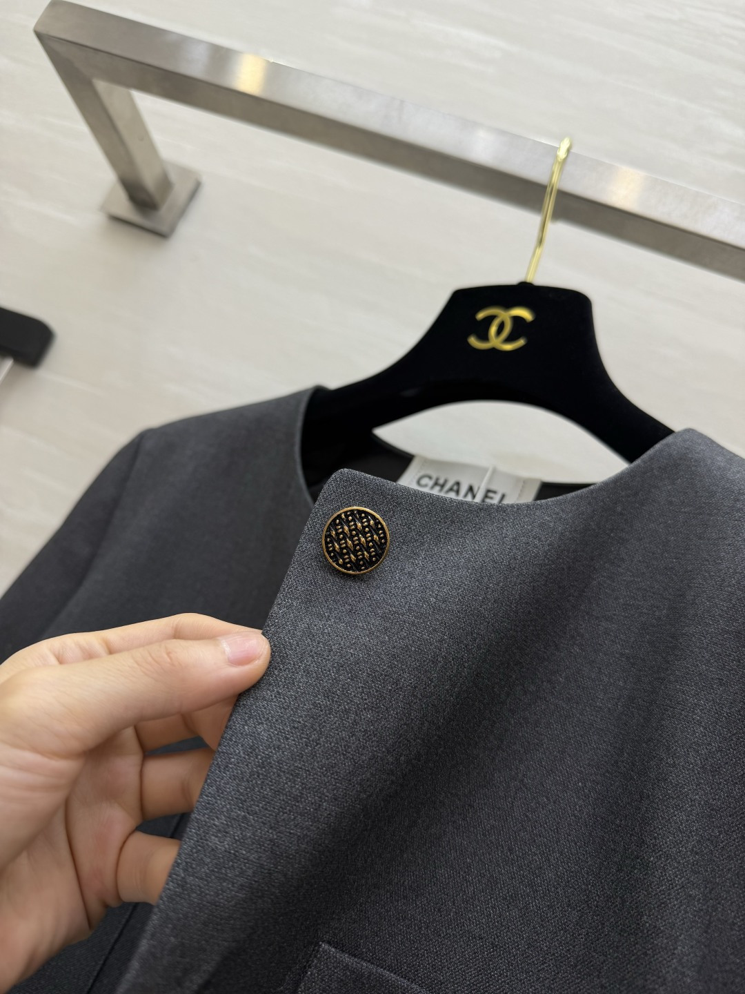 ▫️Chane♡²⁶深灰圆领短外套 ▫️四颗复古金属扣+双口袋设计 ▫️挺括面料，短款显比例 ▫️简约大气，通勤/日常双