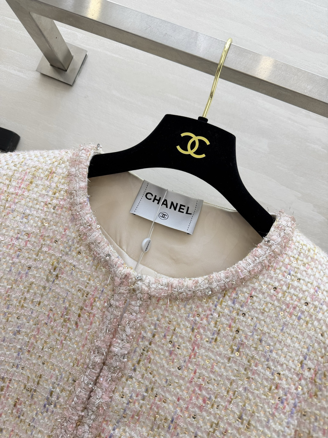 Chane♡²⁶温柔粉调粗花呢外套 自带少女氛围感🌸混彩浅粉织线编织 肌理细腻丰富 圆领搭配毛须包边 柔和不生硬 口袋点