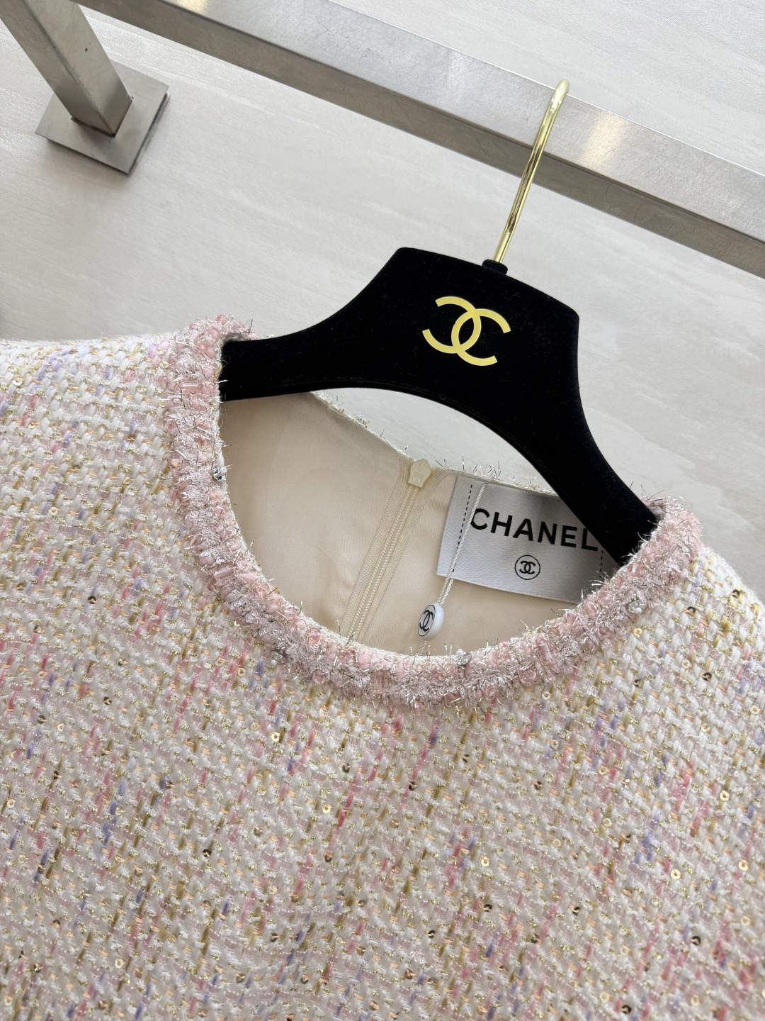 Chane♡²⁶浅粉混彩粗花呢无袖直筒裙 温柔小香风经典款🌸圆领毛须包边 和同系列外套呼应 面料织线细腻 带着细碎彩点肌