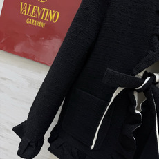 Valentin♡²⁶自带温柔氛围感的黑色粗花呢外套 木耳边沿着领口、下摆、袖口层层铺开!黑白撞色系带设计 中式结扣精致 Valentin♡²⁶自带温柔氛围感的黑色粗花呢外套 木耳边沿着领口、下摆、袖口层层铺开!黑白撞色系带设计 中式结扣精致