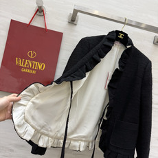 Valentin♡²⁶自带温柔氛围感的黑色粗花呢外套 木耳边沿着领口、下摆、袖口层层铺开!黑白撞色系带设计 中式结扣精致 Valentin♡²⁶自带温柔氛围感的黑色粗花呢外套 木耳边沿着领口、下摆、袖口层层铺开!黑白撞色系带设计 中式结扣精致