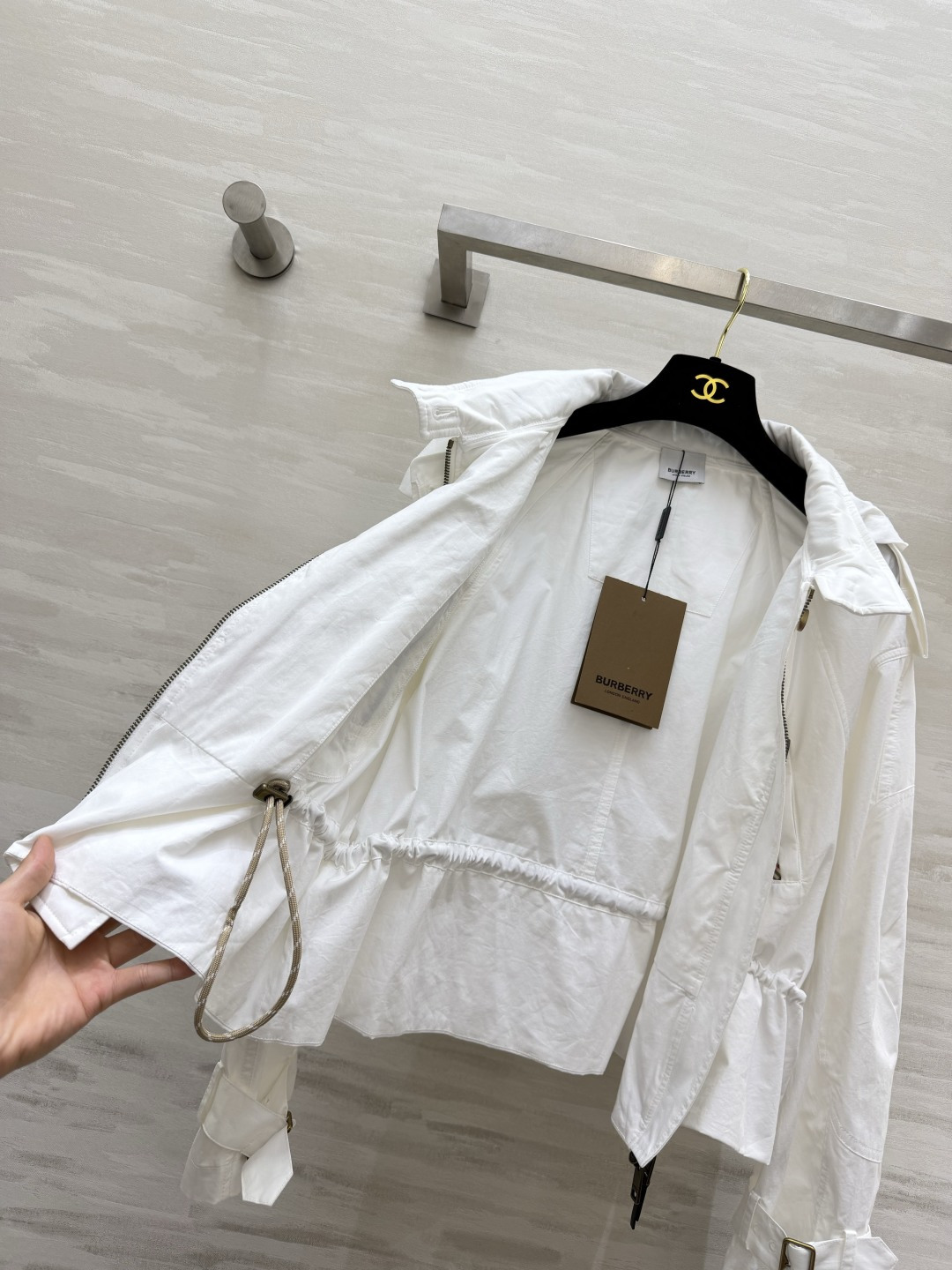 Burberr♡²⁶两色连帽短款冲锋外套🤍🤎格纹拉链口袋｜下摆抽绳可收 袖口调节扣 细节到位 短款剪裁显高利落 上身松弛