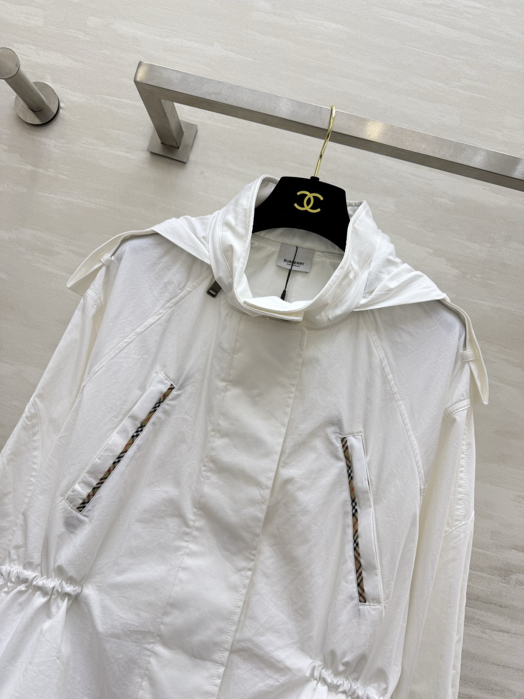 Burberr♡²⁶两色连帽短款冲锋外套🤍🤎格纹拉链口袋｜下摆抽绳可收 袖口调节扣 细节到位 短款剪裁显高利落 上身松弛