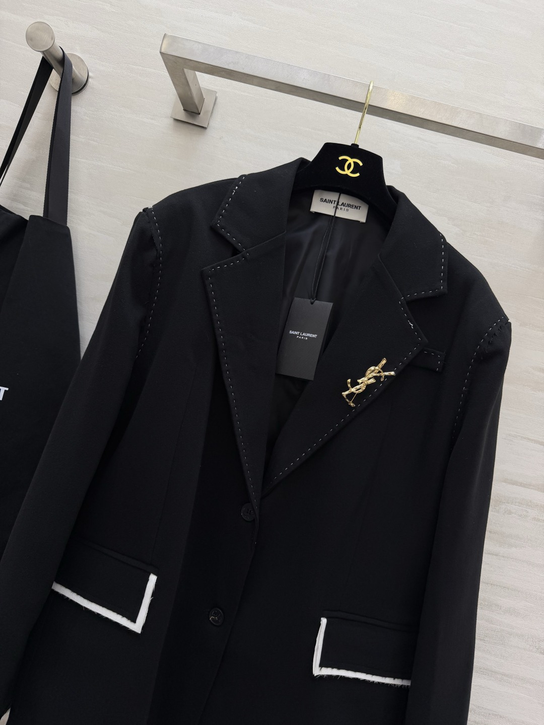 ysl²⁶秋冬新款 撞色毛边黑西装✨明线工艺｜白边口袋袖口｜搭配金饰胸针 宽松廓形 显瘦藏肉 挺括抗皱羊毛面料 质感出众
