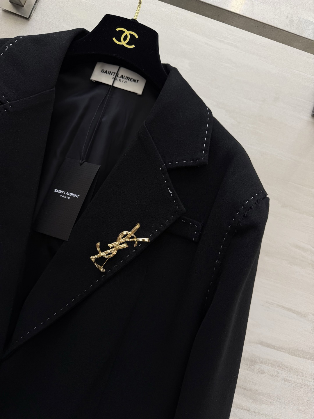 ysl²⁶秋冬新款 撞色毛边黑西装✨明线工艺｜白边口袋袖口｜搭配金饰胸针 宽松廓形 显瘦藏肉 挺括抗皱羊毛面料 质感出众