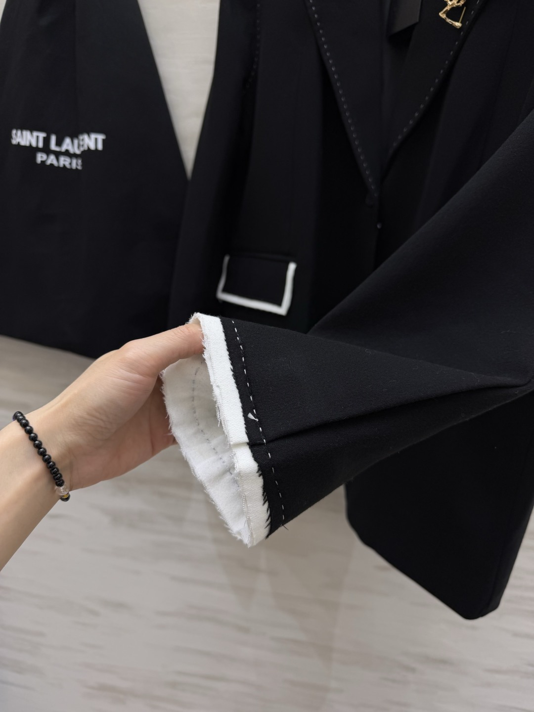 ysl²⁶秋冬新款 撞色毛边黑西装✨明线工艺｜白边口袋袖口｜搭配金饰胸针 宽松廓形 显瘦藏肉 挺括抗皱羊毛面料 质感出众