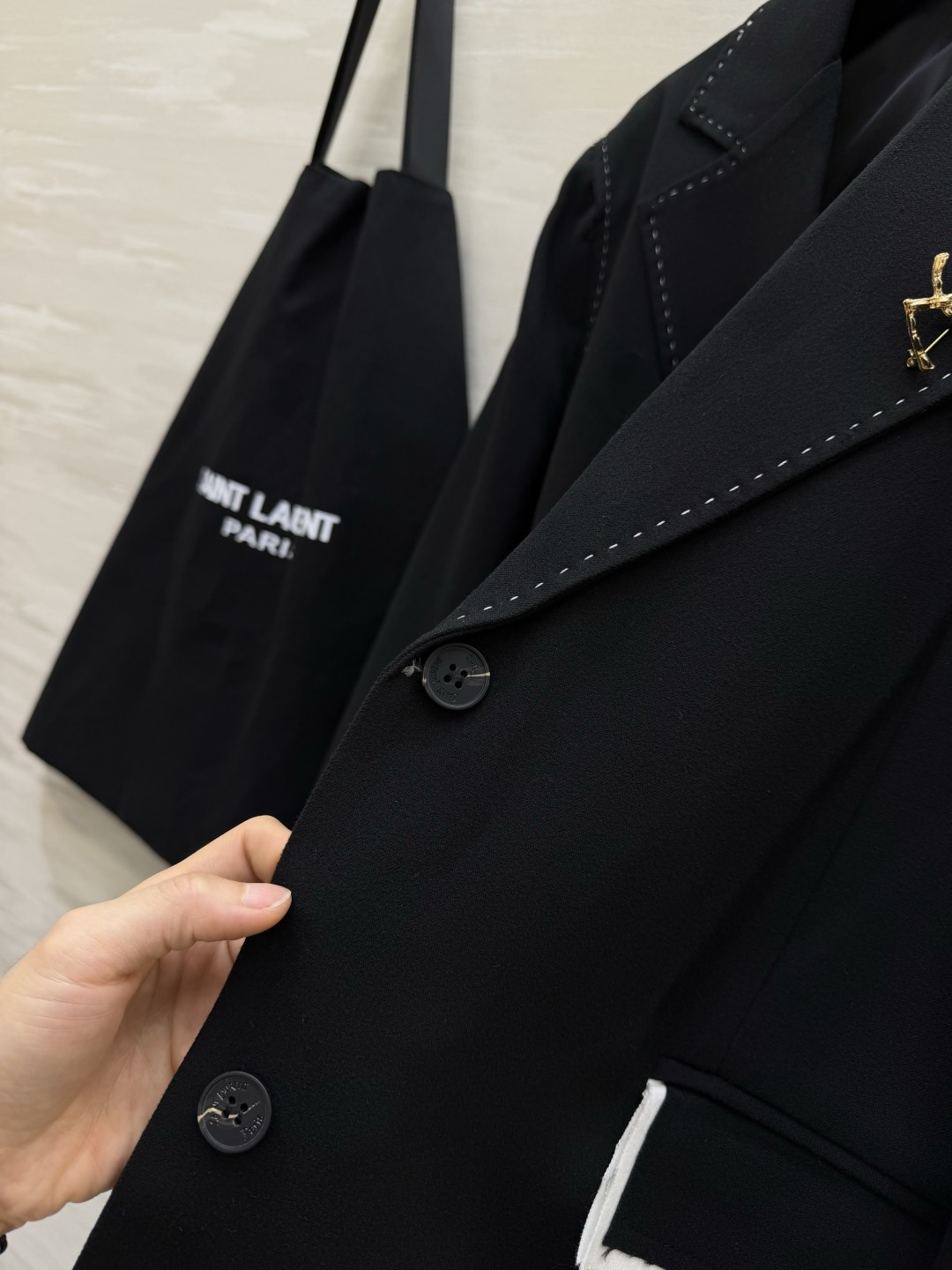 ysl²⁶秋冬新款 撞色毛边黑西装✨明线工艺｜白边口袋袖口｜搭配金饰胸针 宽松廓形 显瘦藏肉 挺括抗皱羊毛面料 质感出众