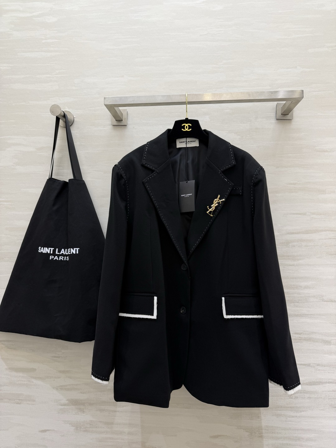 ysl²⁶秋冬新款 撞色毛边黑西装✨明线工艺｜白边口袋袖口｜搭配金饰胸针 宽松廓形 显瘦藏肉 挺括抗皱羊毛面料 质感出众