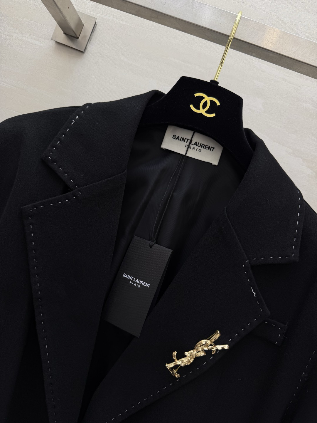 ysl²⁶秋冬新款 撞色毛边黑西装✨明线工艺｜白边口袋袖口｜搭配金饰胸针 宽松廓形 显瘦藏肉 挺括抗皱羊毛面料 质感出众