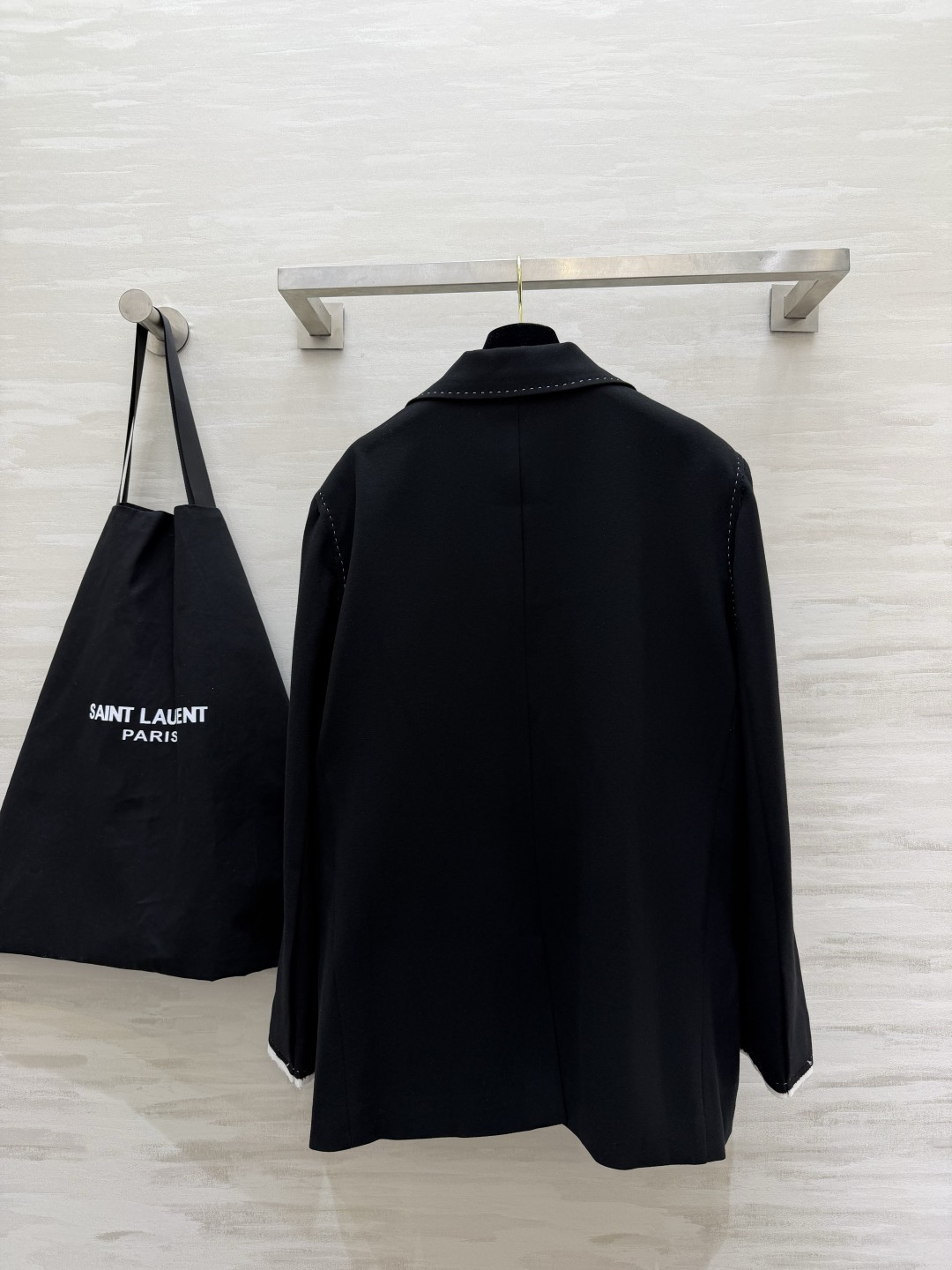 ysl²⁶秋冬新款 撞色毛边黑西装✨明线工艺｜白边口袋袖口｜搭配金饰胸针 宽松廓形 显瘦藏肉 挺括抗皱羊毛面料 质感出众