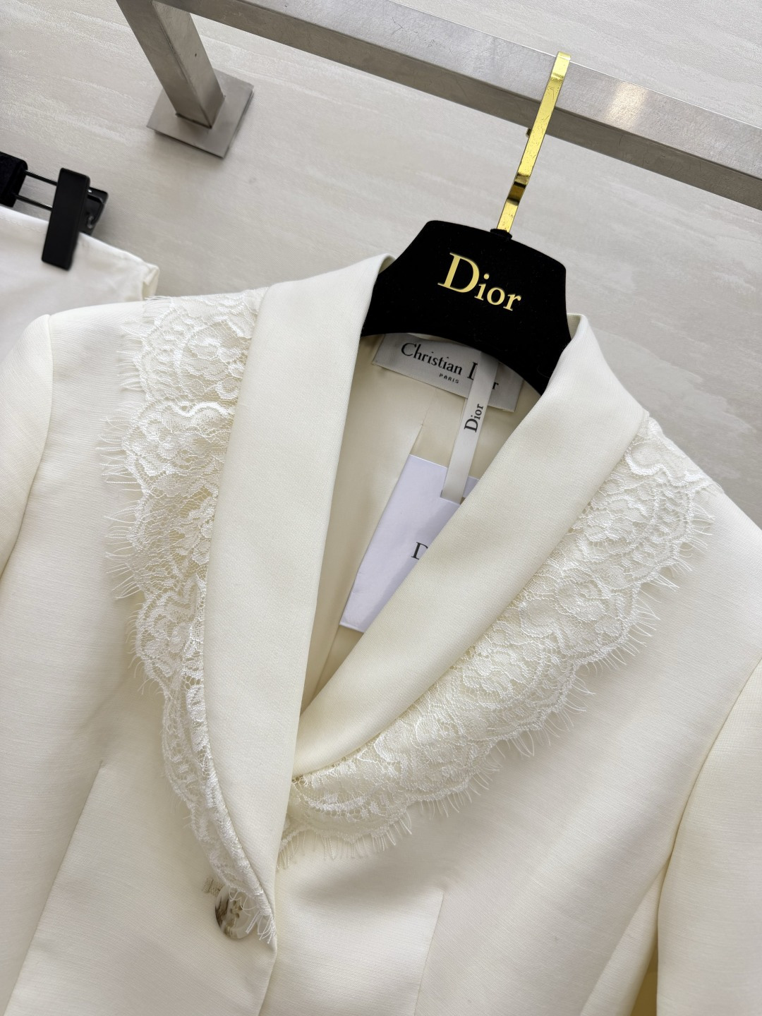 DIO♡²⁶蕾丝花边西装 自带优雅矜贵气质 领边与下摆精致蕾丝花边 柔化西装利落线条 V型翻领修饰脖颈 单排复古纽扣 细