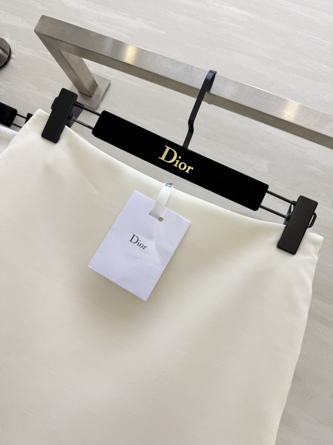 DIO♡²⁶下摆蕾丝半裙 诠释优雅格调 高腰A字版型 流畅垂顺 巧妙修饰胯部与腿部线条 显瘦从容！裙摆拼接精致蕾丝花边 