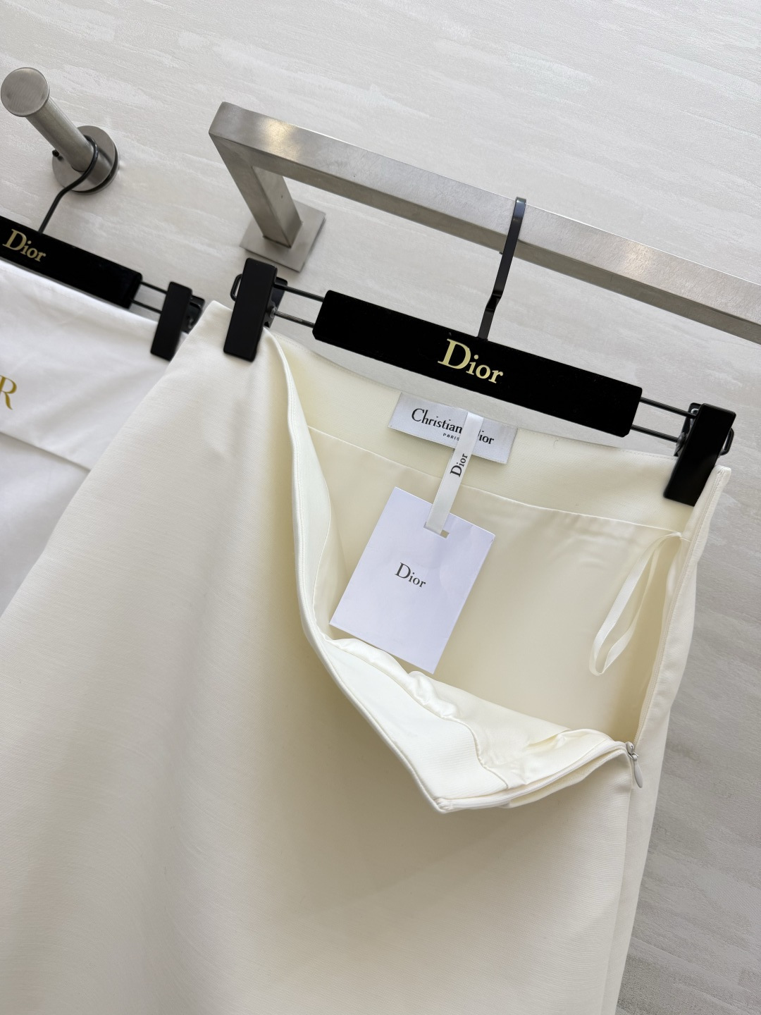 DIO♡²⁶下摆蕾丝半裙 诠释优雅格调 高腰A字版型 流畅垂顺 巧妙修饰胯部与腿部线条 显瘦从容！裙摆拼接精致蕾丝花边 