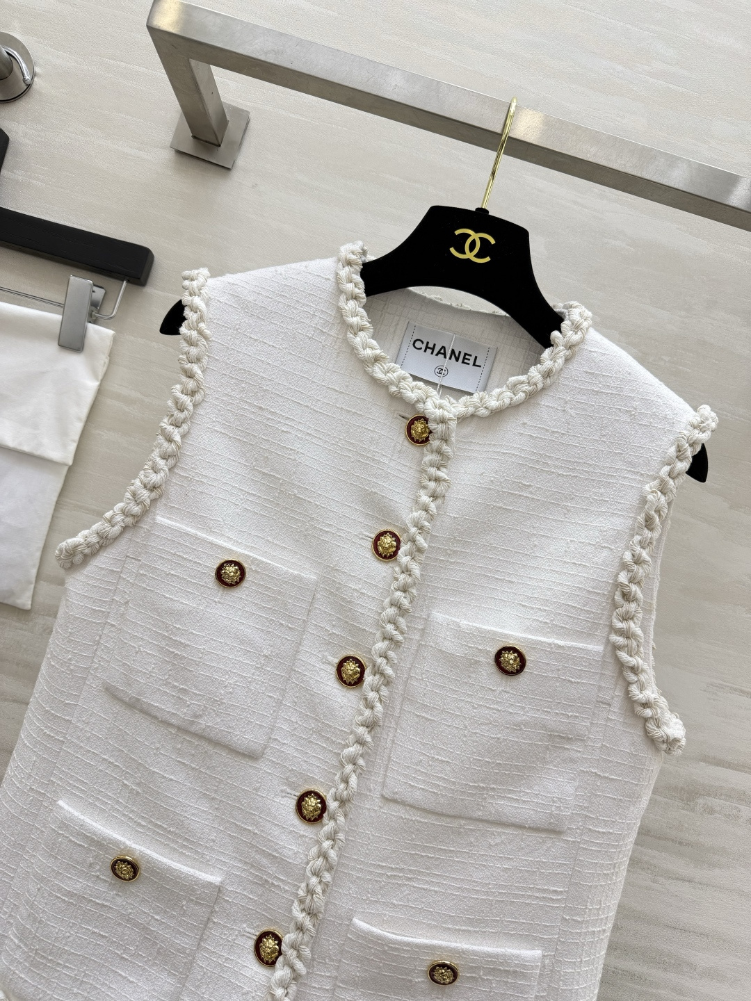 Chane♡²⁶白色小香风马甲✨手工编织滚边｜复古雕花金扣｜多口袋设计 肌理粗纺面料 挺括有型宽松版型显瘦百搭 叠穿神器