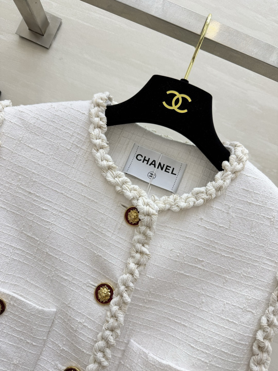 Chane♡²⁶白色小香风马甲✨手工编织滚边｜复古雕花金扣｜多口袋设计 肌理粗纺面料 挺括有型宽松版型显瘦百搭 叠穿神器