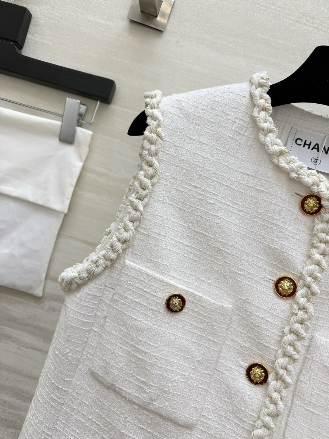 Chane♡²⁶白色小香风马甲✨手工编织滚边｜复古雕花金扣｜多口袋设计 肌理粗纺面料 挺括有型宽松版型显瘦百搭 叠穿神器