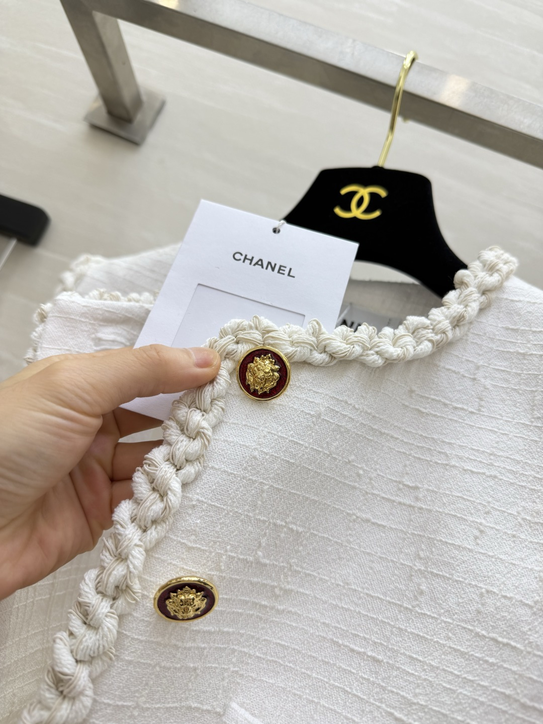 Chane♡²⁶白色小香风马甲✨手工编织滚边｜复古雕花金扣｜多口袋设计 肌理粗纺面料 挺括有型宽松版型显瘦百搭 叠穿神器